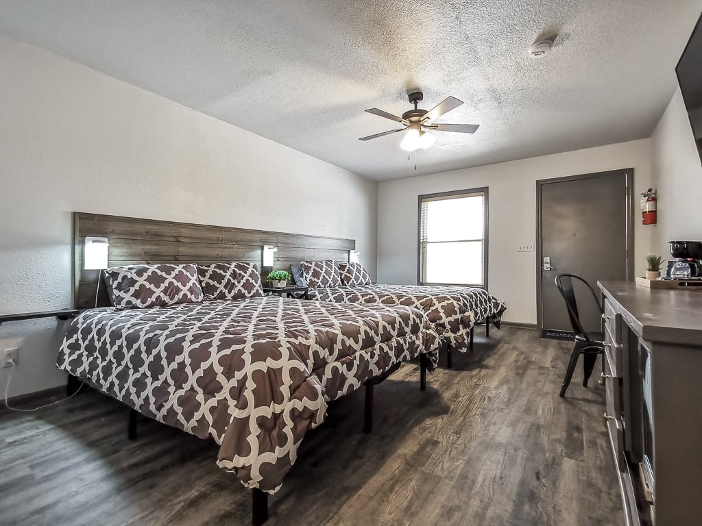 Full 2 Bedroom in the valley cabins in lacygne 4