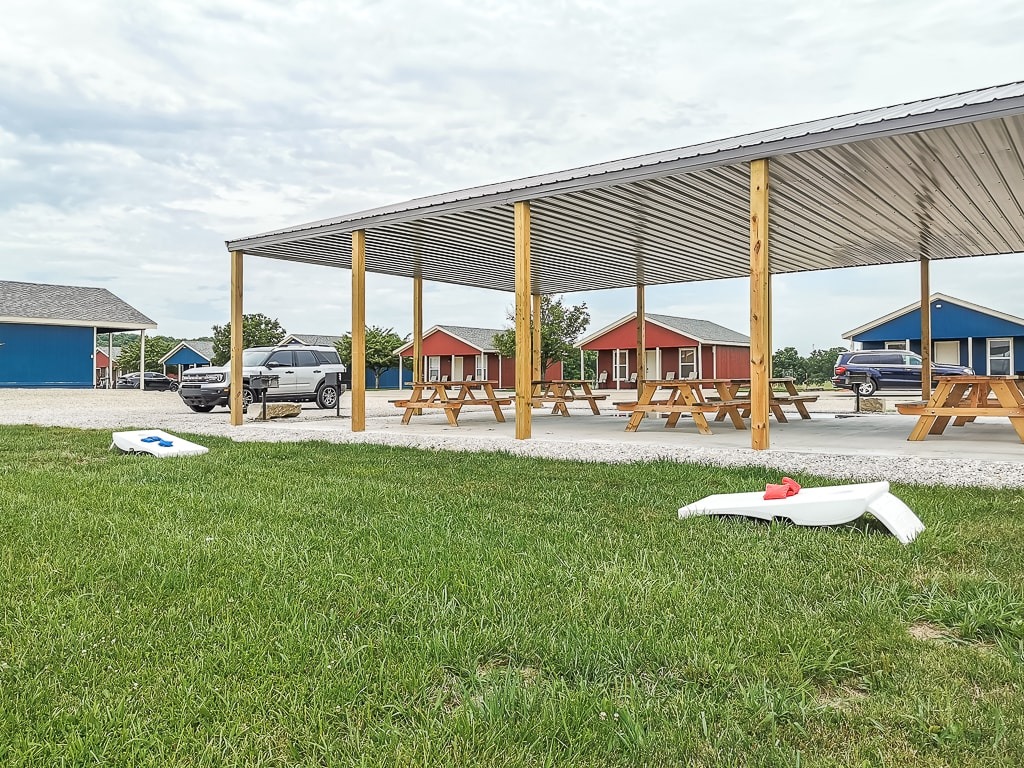 Outdoor in valley cabins in lacygne 1